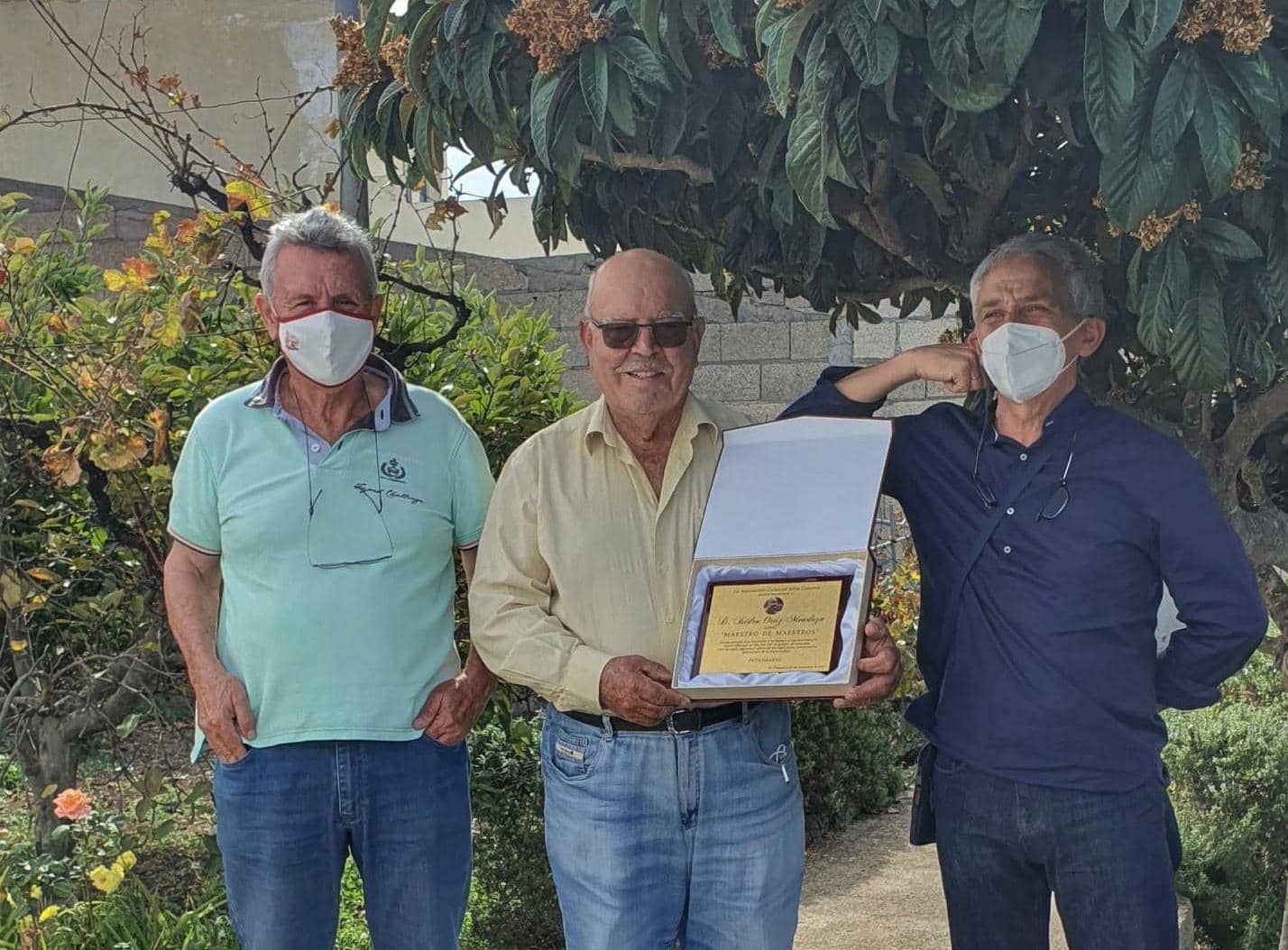 Miembros de la Asociación mostrando una placa conmemorativa